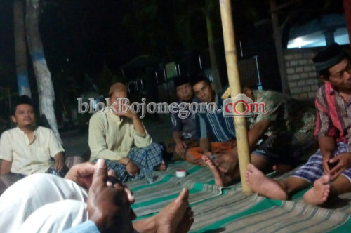 Warga Sukorejo Nonton Bareng Debat Paslon Pilgub Jatim